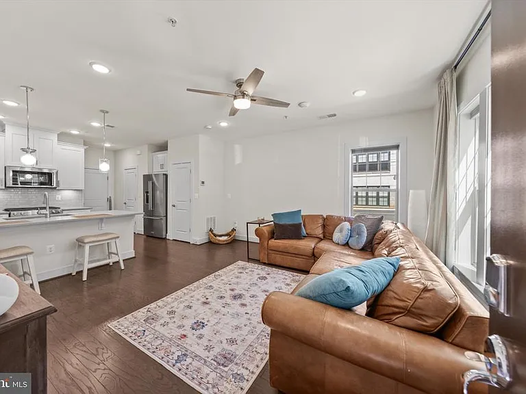 813 Rockwell Ave — Photo 3