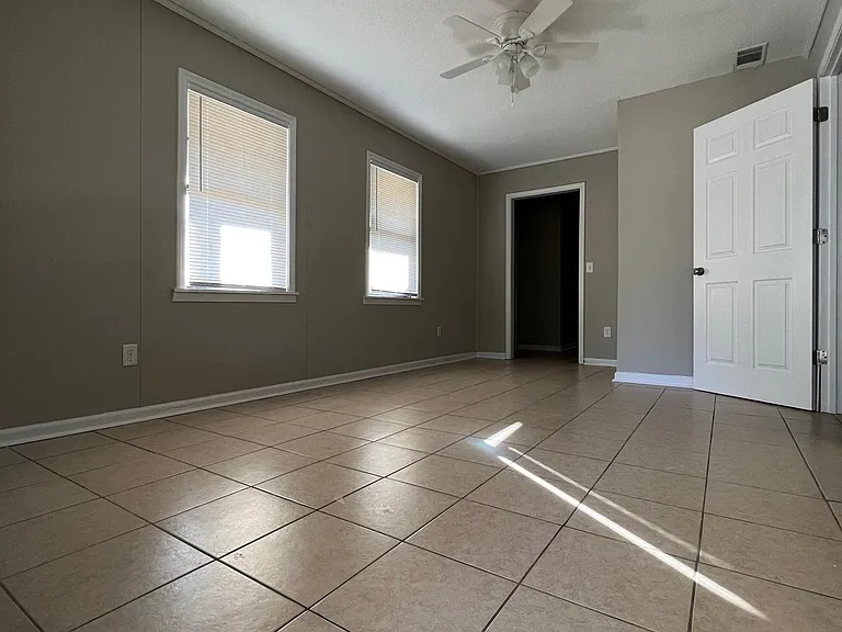 811 Robin Hood Trl — Photo 3