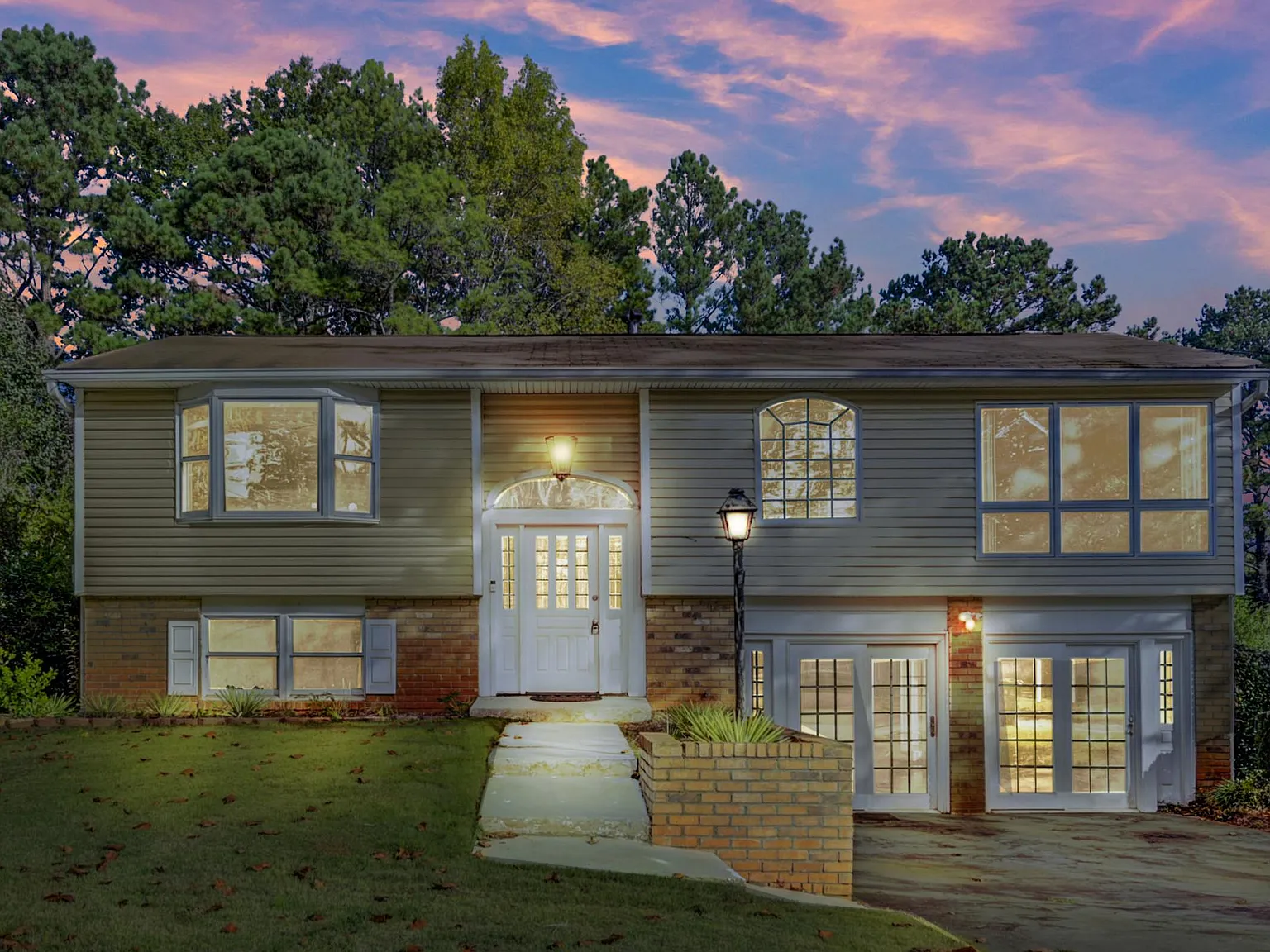 3 bed, 2.5 bath, 2961 sqft, $2,100 — Photo 1