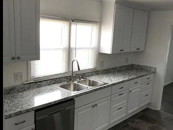 4th image of 703 Davis St
