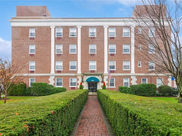 360 Stewart Avenue #3D, Garden City, NY 11530