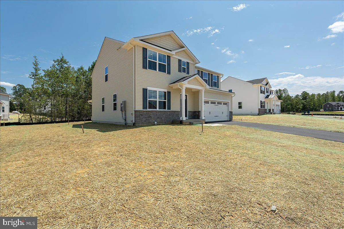 5 bed, 3.0 bath, 2540 sqft, $2,995 — Photo 2