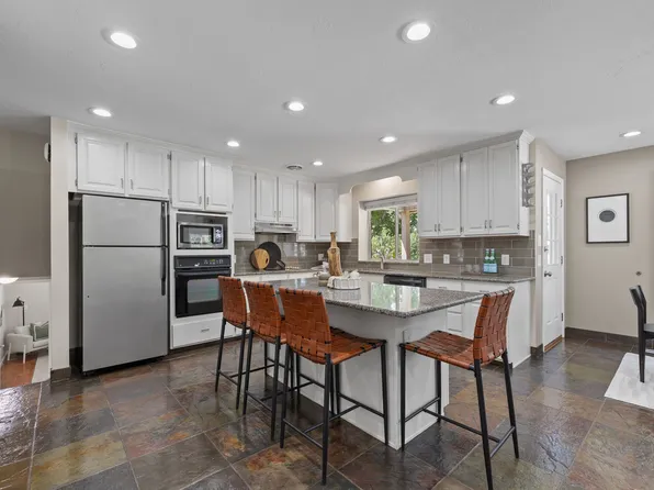 2370 E Quail Run Cir, Sandy, UT 84093