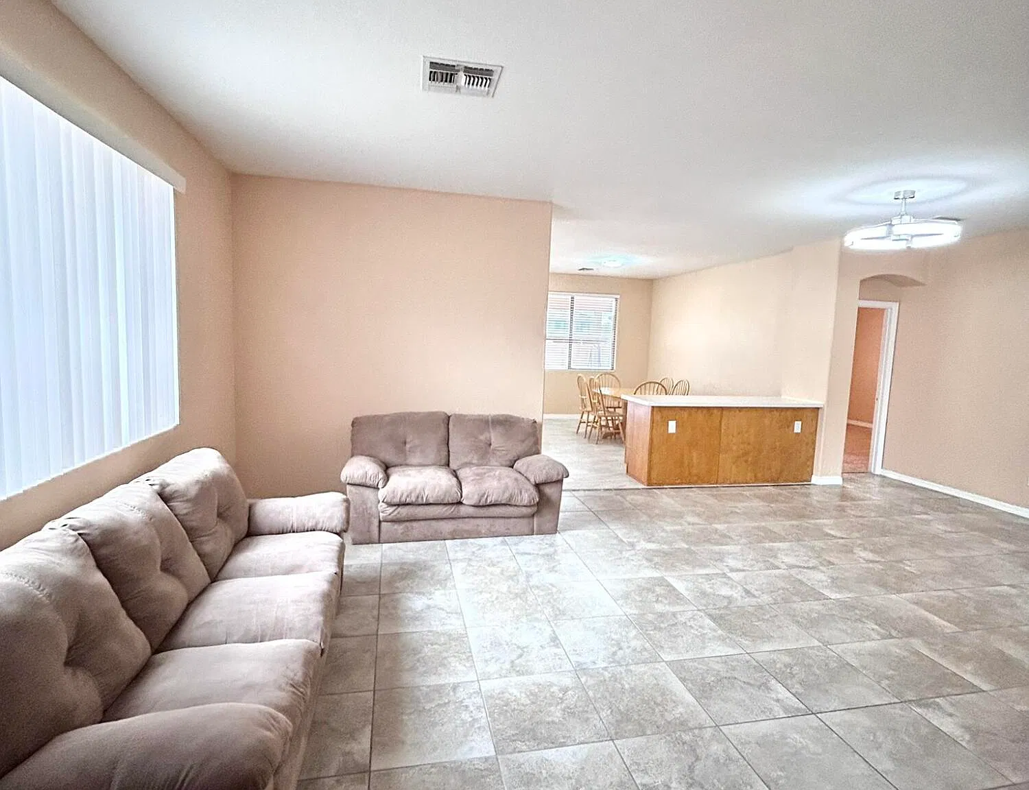 3 bed, 2.0 bath, 1560 sqft, $2,000 — Photo 4