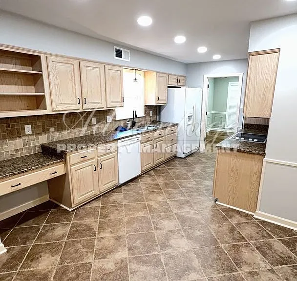 7253 Stamford Dr — Photo 2