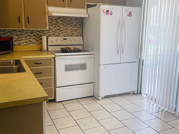 4th image of 810 NE 4th St