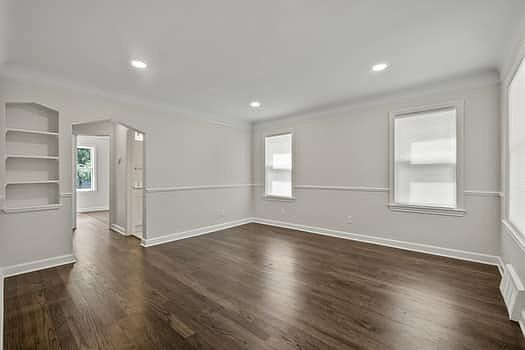 3rd image of 815 McLean Ave