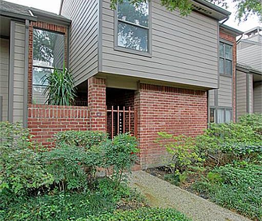 Front view of Townhouse located in landscaped court yard.