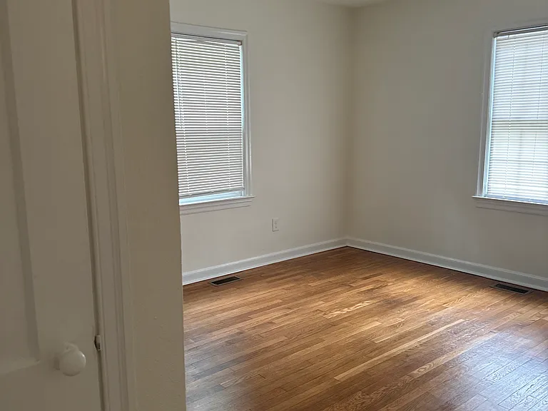 40 Moores Ln S — Photo 8