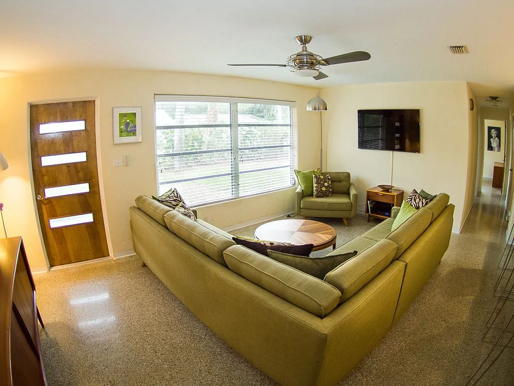 Living Room_08152019 - 512 S Pine St