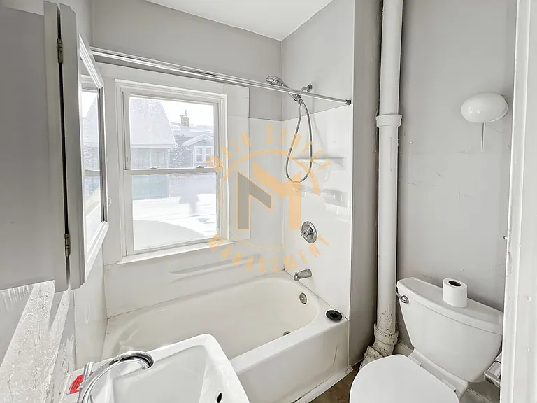 223 E Franklin Ave — Photo 5