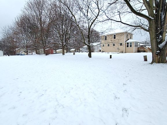 3rd image of 689 Roosevelt Ave E