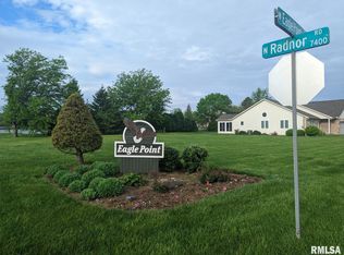 W Eagle Point Dr, Peoria, IL 61615