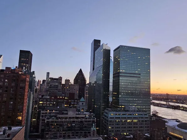 320 East 42nd Street image 15 of 23