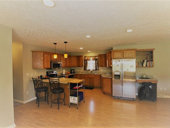 4th image of 386 Congress Dr