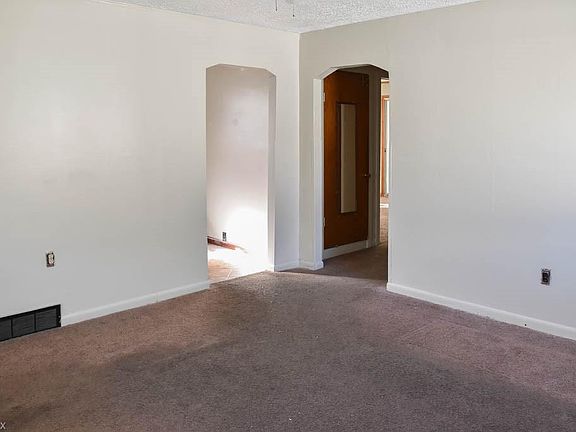 5th image of 260 High Grove Blvd