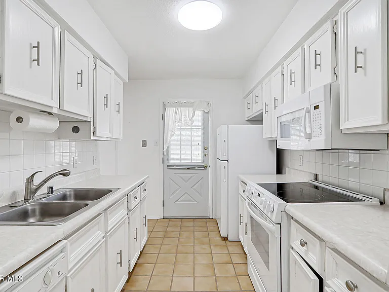 3223 Isla Morada Dr — Photo 8