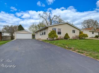 1516 Pawnee Rd, Carpentersville, IL 60110