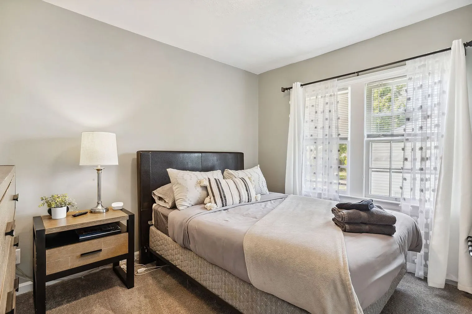 3 bed, 2.0 bath, 1991 sqft, $2,432 — Photo 4