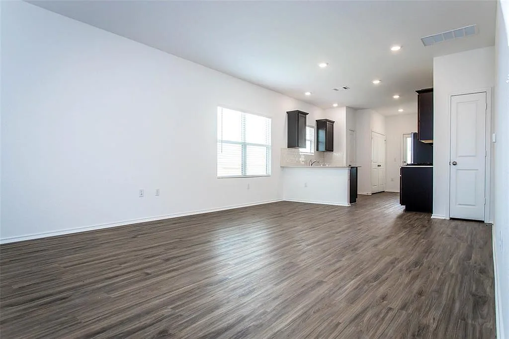 4 bed, 2.5 bath, 1800 sqft, $1,850 — Photo 2