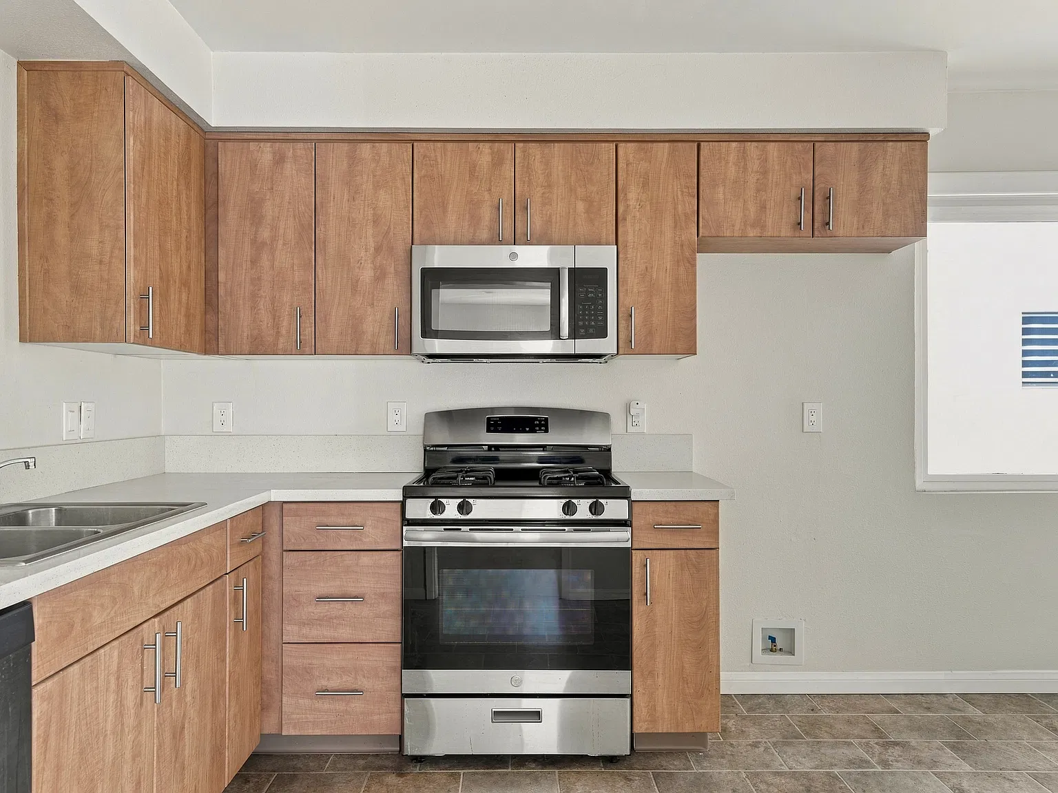 1 bed, 750 sqft, $2,000 — Photo 3