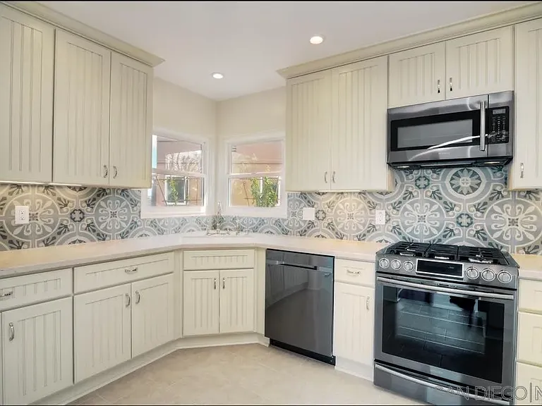 4388 Middlesex Dr — Photo 10