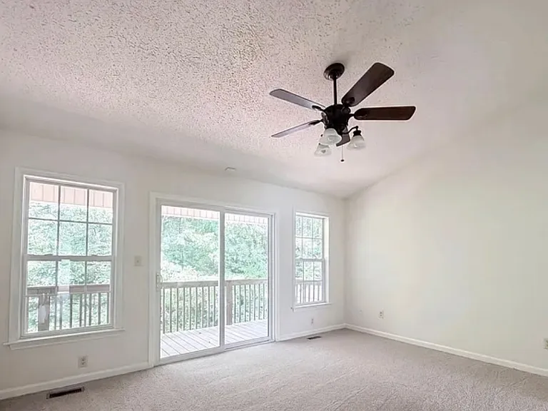 221 Grandview Dr — Photo 3