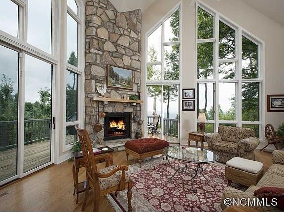 2nd image of 301 Piney Knoll Ln