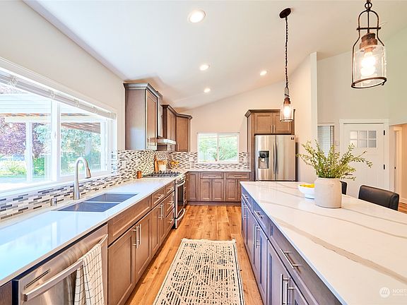 5th image of 444 SE Alder Drive