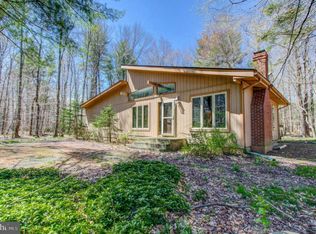 357 Appleseed Rd, Pocono Pines, PA 18350