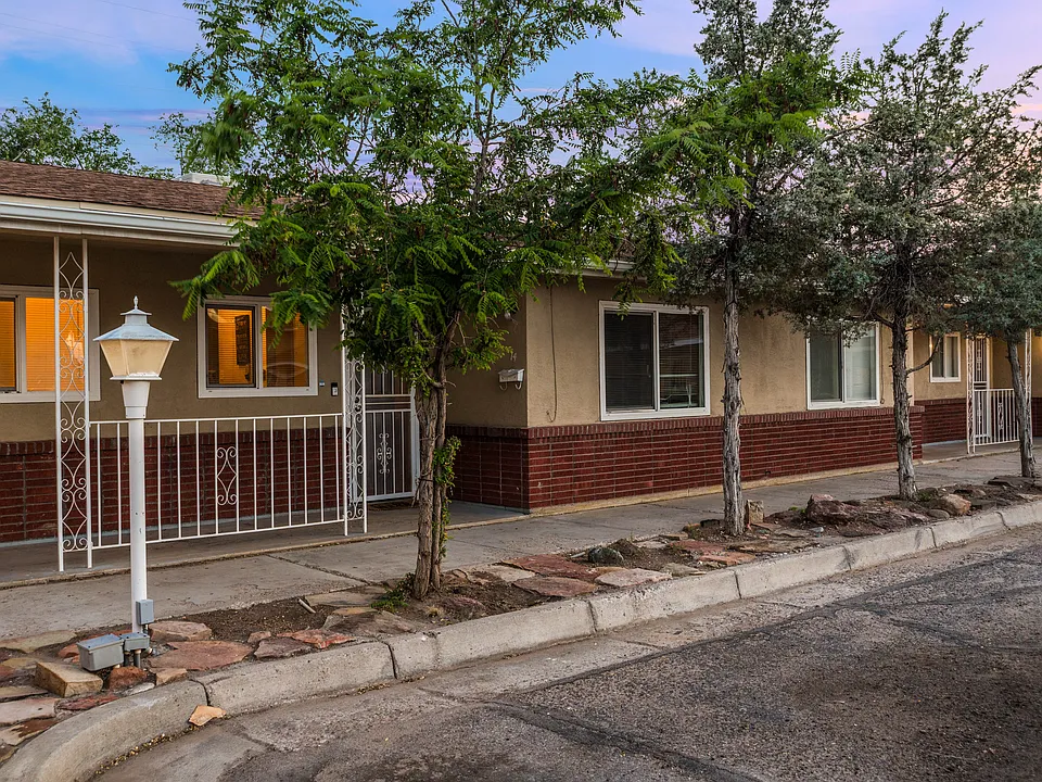 Updated Albuquerque 1 Bedroom with Unique Built Ins