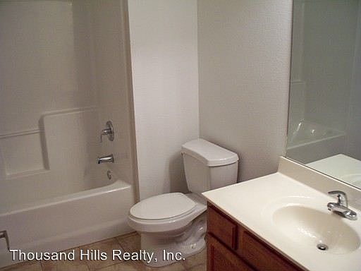 3rd image of 114 Oxford Dr APT 2