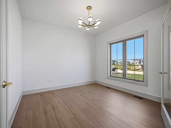 4th image of 1033 Emerald Dr