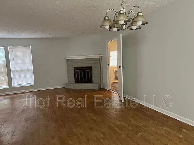 4 bed, 2.0 bath, 1400 sqft, $1,720 — Photo 3