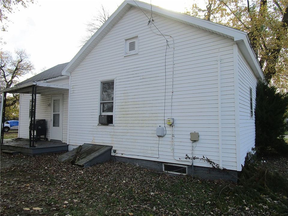 2nd image of 106 W Washington St