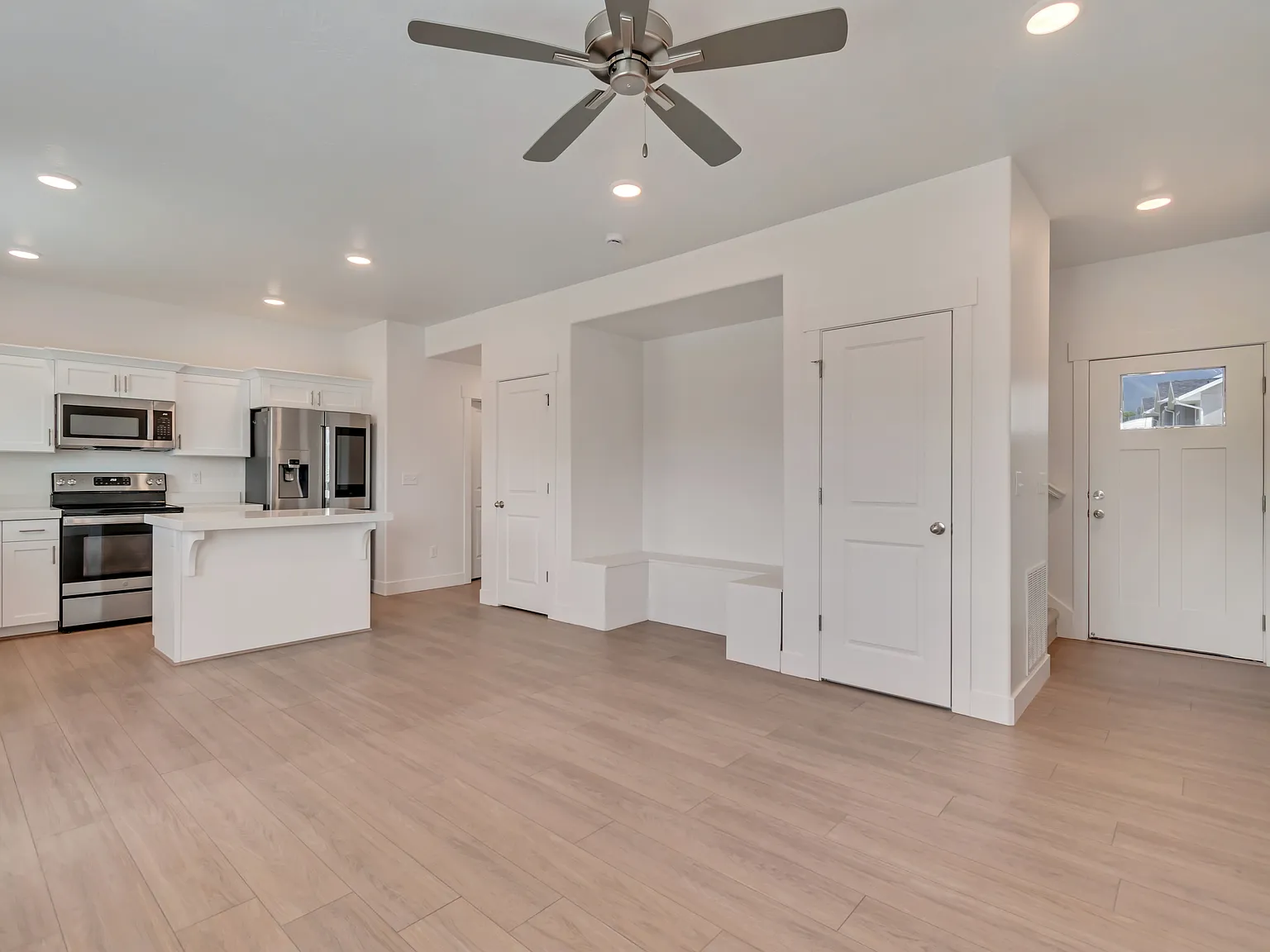 3 bed, 2.5 bath, 2043 sqft, $2,100 — Photo 4