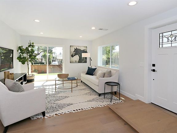 4th image of 1074 Wesley Ave