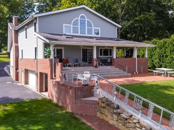 910 Latonka Dr, Mercer, PA 16137