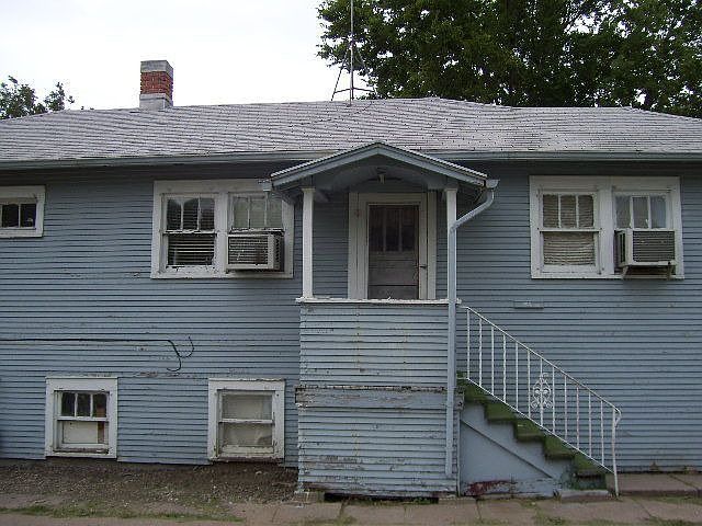 1st image of 15 1/2 S Elm St