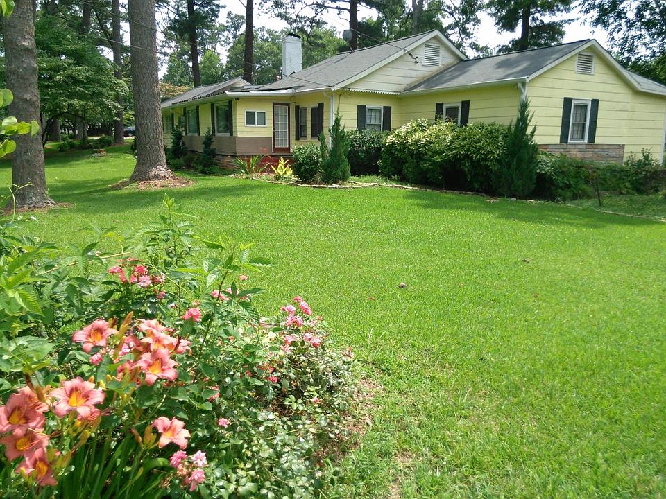 Charm, nature welcome home