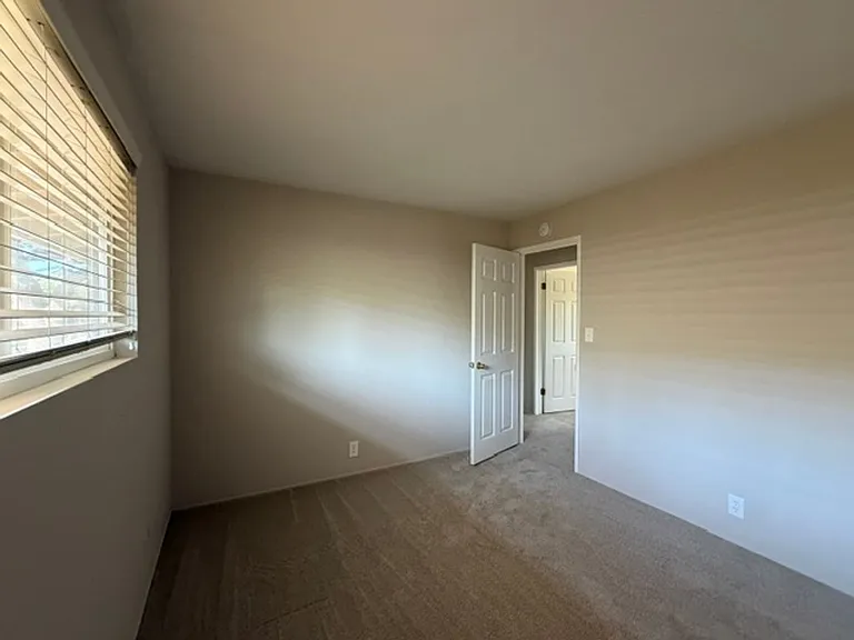 Castlewood Dr 915 — Photo 10
