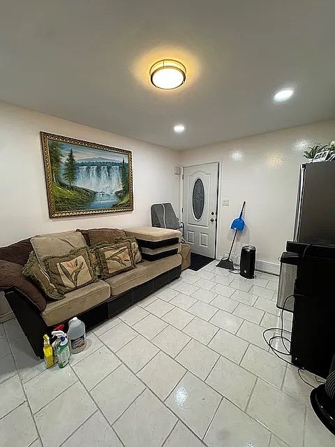 1st image of 173 Maple Pkwy #1