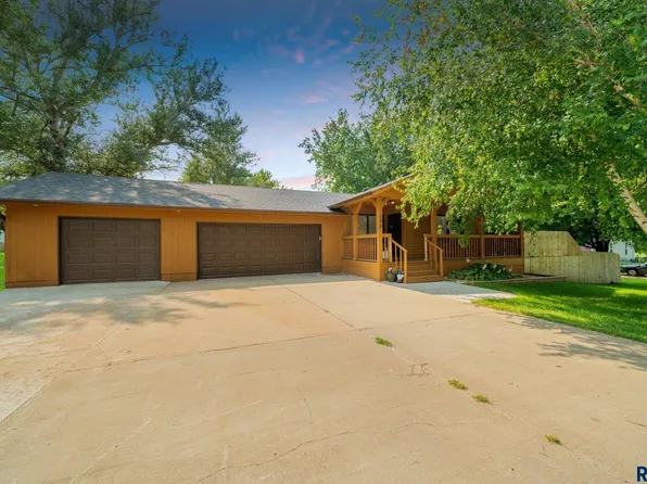105 E 4th St, Crooks, SD 57020