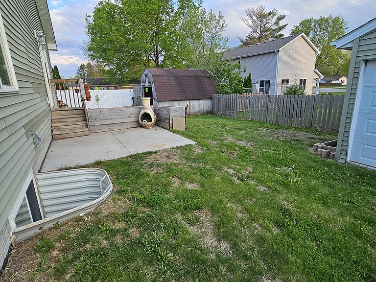 210 E Broadway St — Photo 8