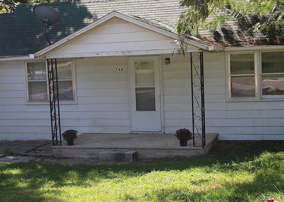 2nd image of 748 E Madison St