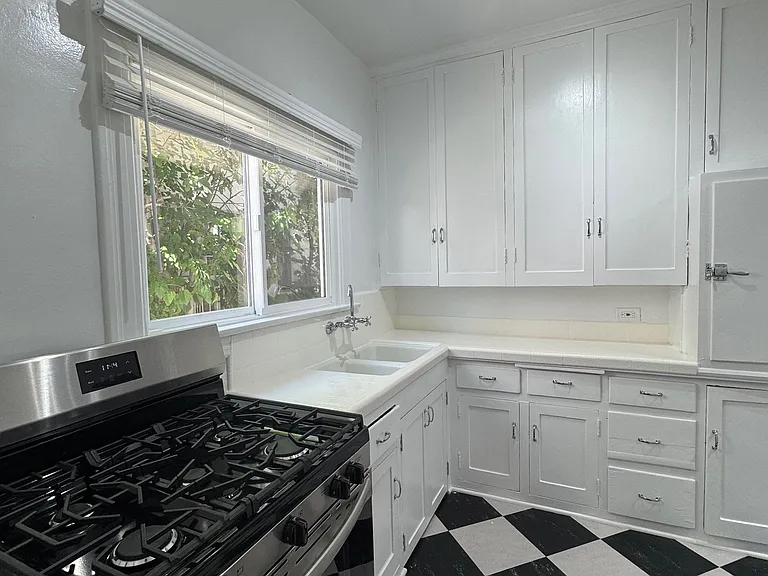 1949 N Vermont Ave #4 — Photo 20