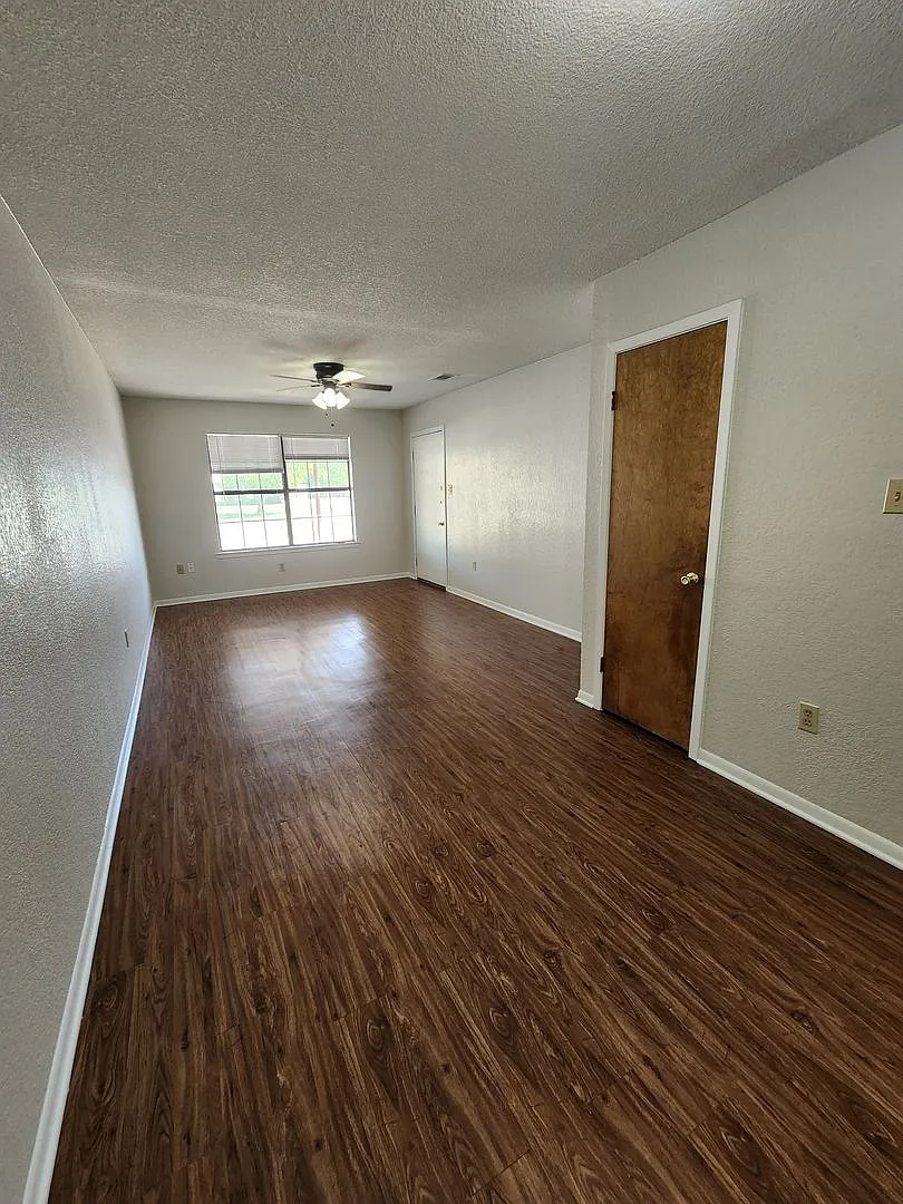 Brick duplex with Carport in West Lampasas — Photo 4