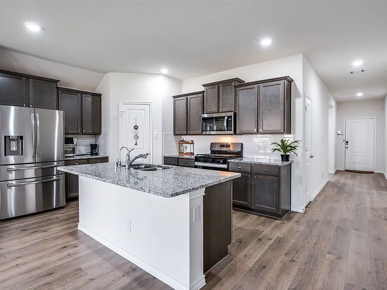 1307 Colonial Bluff Ln — Photo 6