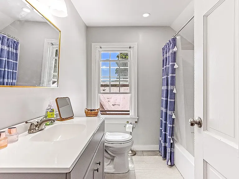 Upstairs, full bathroom.