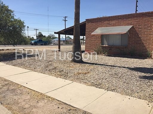 2nd image of 2082 W Hadley St